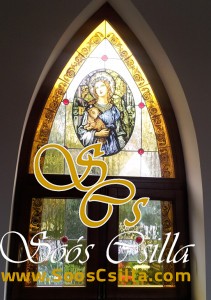 Ólomüveg templomablak Máriával és a Báránnyal