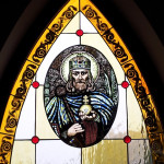 Templomi ólomüveg ablak István királlyal