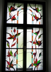 ólomüveg térelválasztó virágmintával